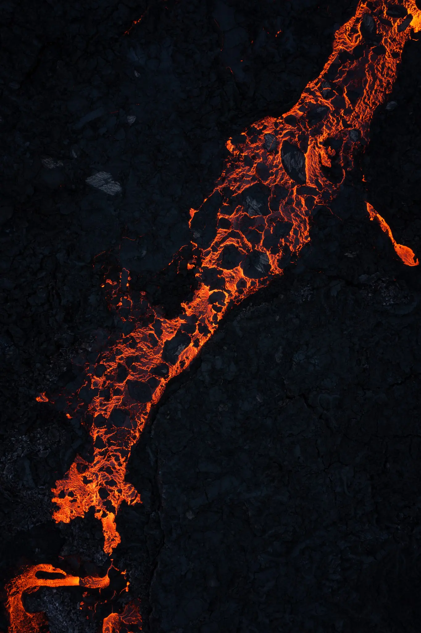 vue aérienne d’une coulée de lave orangeoyante en Islande