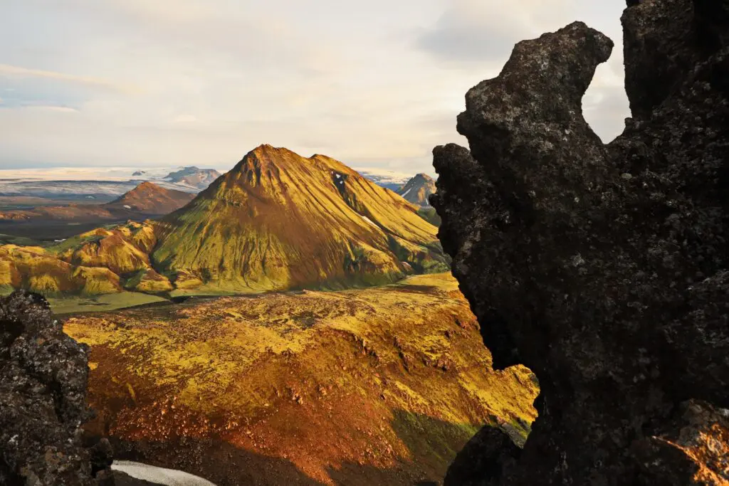 paysage islandais spectaculaire avec des montagnes couvertes de mousse et des roches volcaniques