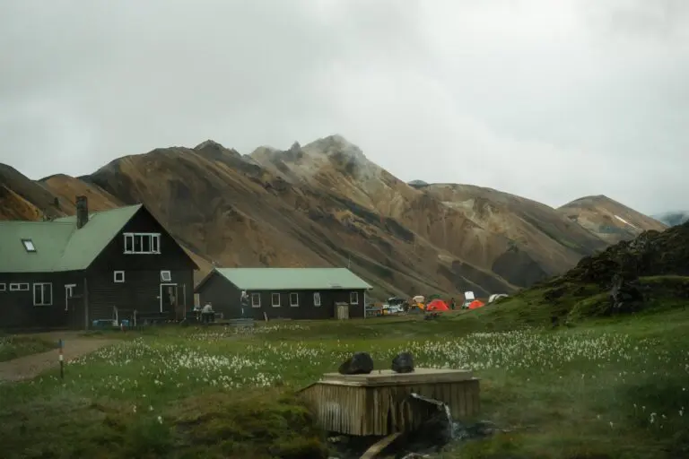 cabanes de montagne et tentes dans une vallée avec une source géothermale