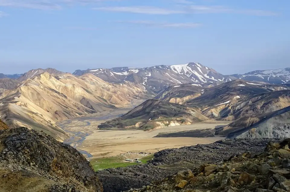 Vue panoramique sur les hautes terres islandaises, avec leurs montagnes colorées et leur rivière