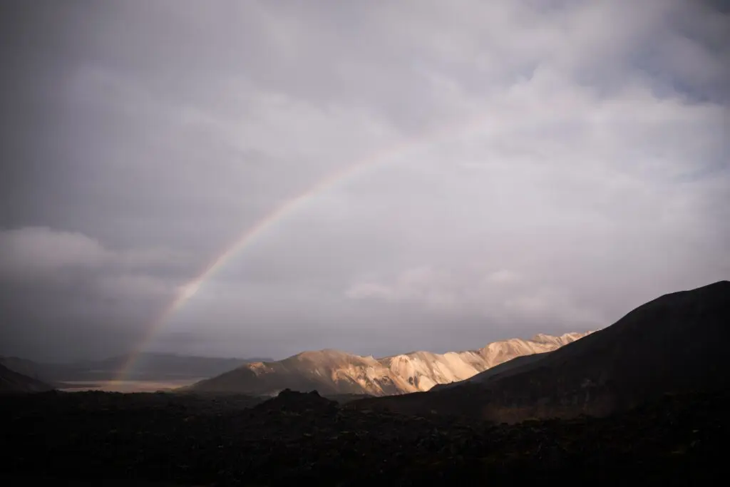 arc-en-ciel au-dessus d’un paysage volcanique en Islande